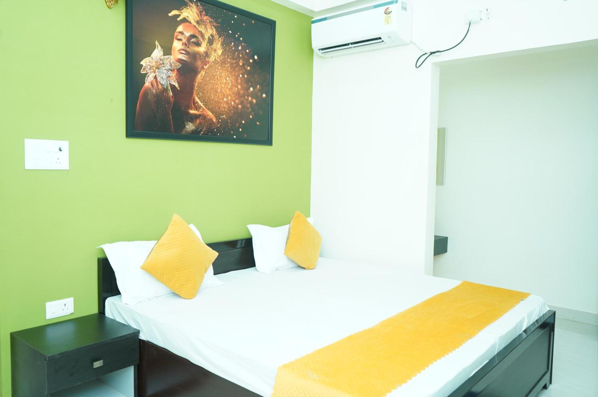 Hotel Golden Lotus Varanasi Exterior foto