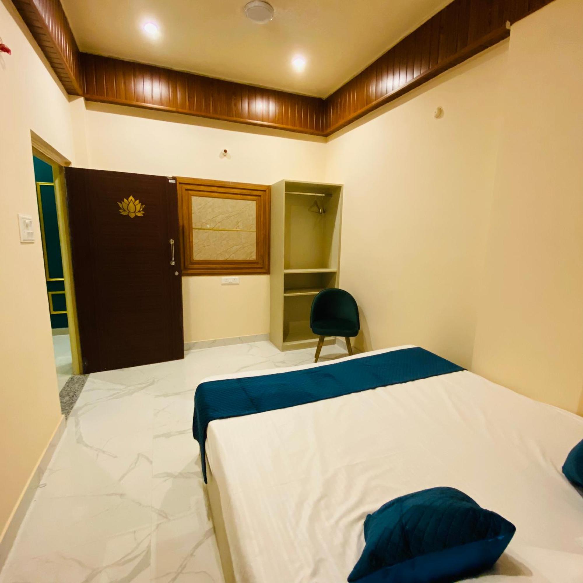Hotel Golden Lotus Varanasi Exterior foto