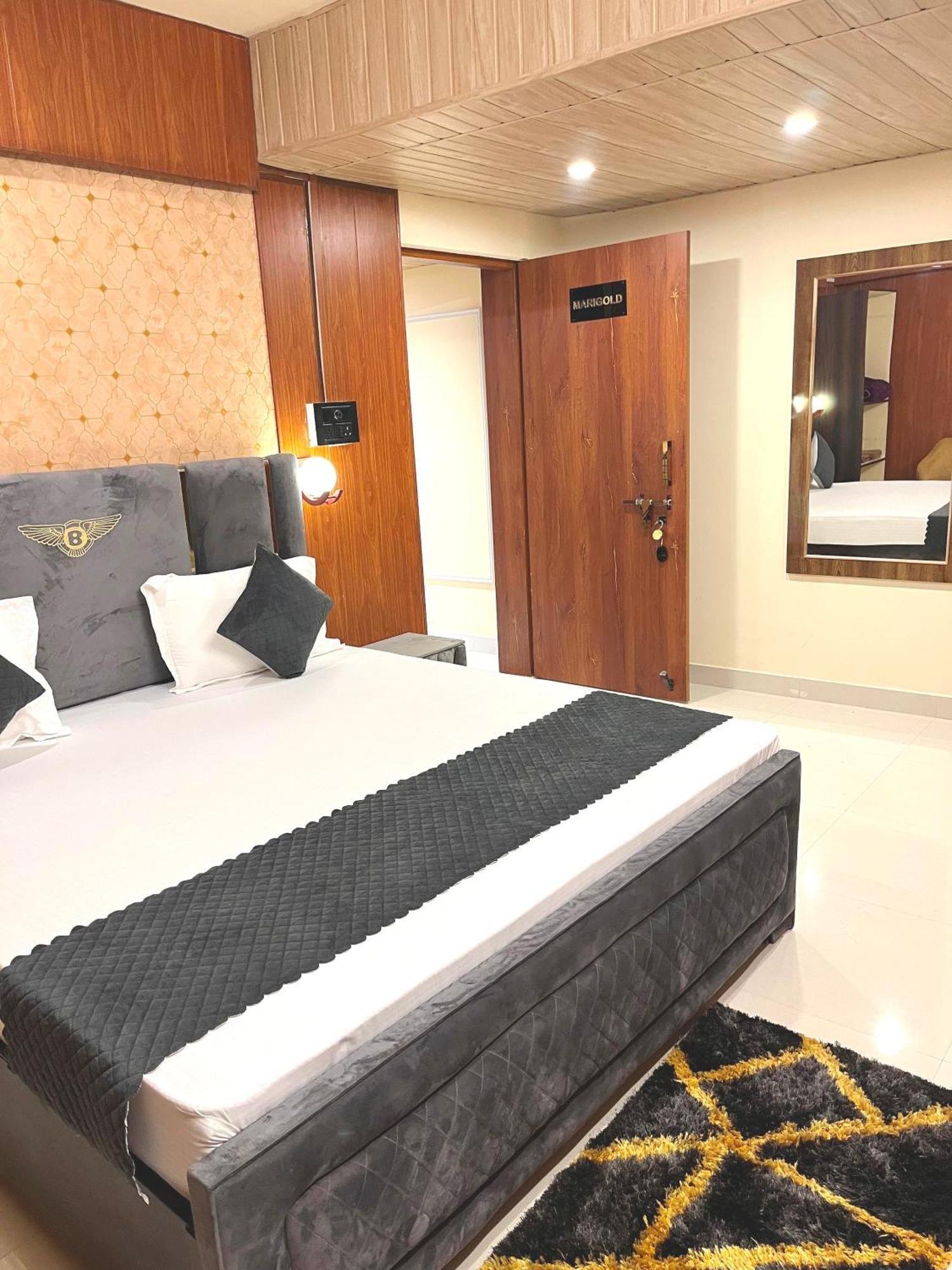 Hotel Golden Lotus Varanasi Exterior foto