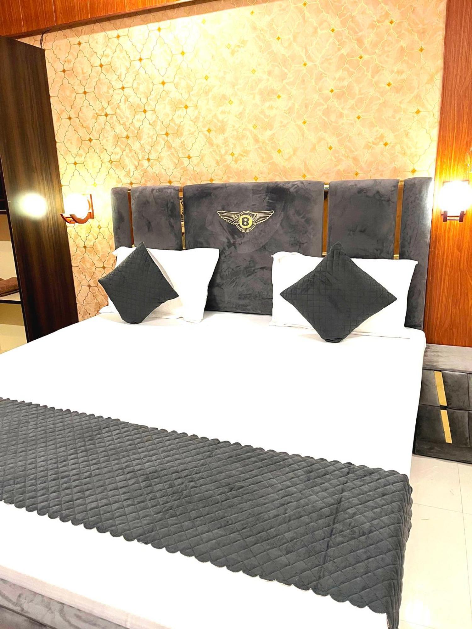 Hotel Golden Lotus Varanasi Exterior foto
